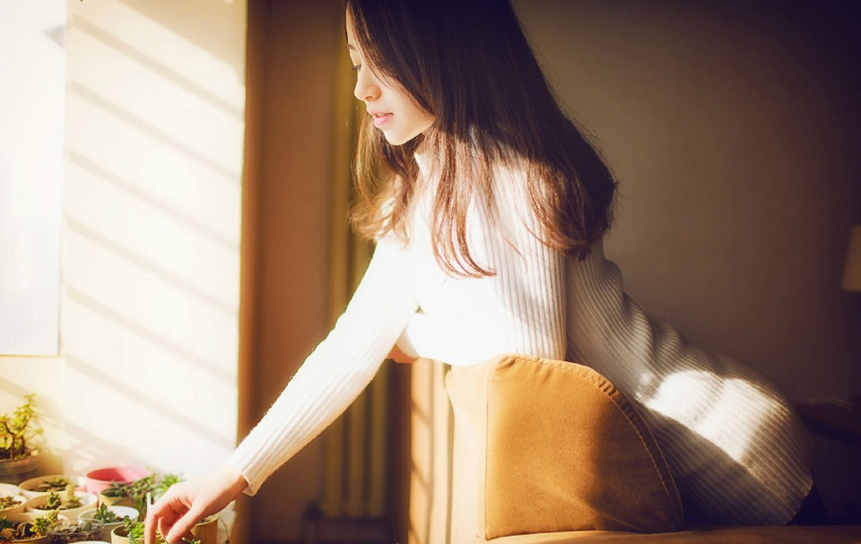 “如果夫君不小气的话，姐姐就真该担忧你的将来了。”大乔苦笑道，如果吕布真的一点反应都没有，那就证明，小乔在吕布眼里，依旧是个玩物，现在整个乔家都迁来了长安，仰吕布鼻息生存，如果他们姐妹失宠了，那对乔家来说，就是一个巨大的打击，就算吕布不去对付乔家，也不会再关照，那些嗅觉敏锐的政客们绝对不会放过这个打击乔家的机会。